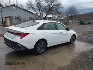 2024 Hyundai Elantra Blue z VIN KMHLM4DJ0RU103318, wystawiony jako IAAI lot #41708421 z przebiegiem 18 328 mil mil oraz . Historia ofert i sprzedaży dostępna na DreamBid. Obrazek 4.