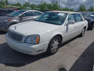 2003 Cadillac DeVille z VIN 1G6KD54Y23U221187, wystawiony jako IAAI lot #42339315 z przebiegiem 82 681 mil mil oraz . Historia ofert i sprzedaży dostępna na DreamBid. Obrazek 2.