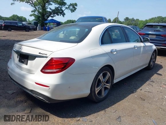 2020 Mercedes-Benz E-Class E 350 with VIN WDDZF8EB9LA756820, listed as a IAAI auction lot 39661412 with 124,468 mi miles. Bid and sale history available at carsss.com. Image 4.