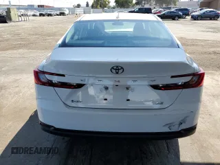 2025 Toyota Camry LE z VIN 4T1DAACK9SU061095, wystawiony jako Copart lot #59724705 z przebiegiem 9 032 mil mil oraz Czysty tytuł • Clean title. Historia ofert i sprzedaży dostępna na DreamBid. Obrazek 6.