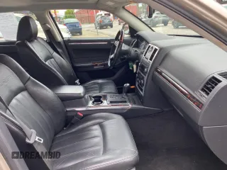 2008 Chrysler 300 C Hemi z VIN 2C3KA63H18H159843, wystawiony jako Copart lot #61594125 z przebiegiem 69 982 mil mil oraz Czysty tytuł • Clean title. Historia ofert i sprzedaży dostępna na DreamBid. Obrazek 5.
