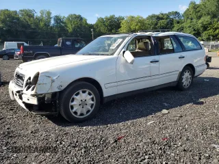 1998 Mercedes-Benz E-Class with VIN WDBJH82FXWX013155, listed as a Copart auction lot 68515674 with 223,294 mi miles and Salvage Title. Bid and sale history available at carsss.com. Image 1.