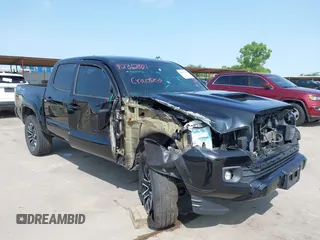 2020 Toyota Tacoma SR5 z VIN 5TFAZ5CN4LX088948, wystawiony jako IAAI lot #42367001 z przebiegiem 111 527 mil mil oraz . Historia ofert i sprzedaży dostępna na DreamBid. Obrazek 1.