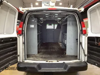 2017 Chevrolet Express Cargo z VIN 1GCWGBFF2H1177944, wystawiony jako IAAI lot #42596518 z przebiegiem 138 429 mil mil oraz . Historia ofert i sprzedaży dostępna na DreamBid. Obrazek 16.