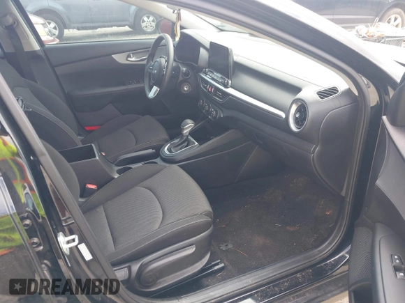 2023 Kia Forte LXS z VIN 3KPF24AD4PE627976, wystawiony jako IAAI lot #41540833 z przebiegiem 18 748 mil mil oraz . Historia ofert i sprzedaży dostępna na DreamBid. Obrazek 5.