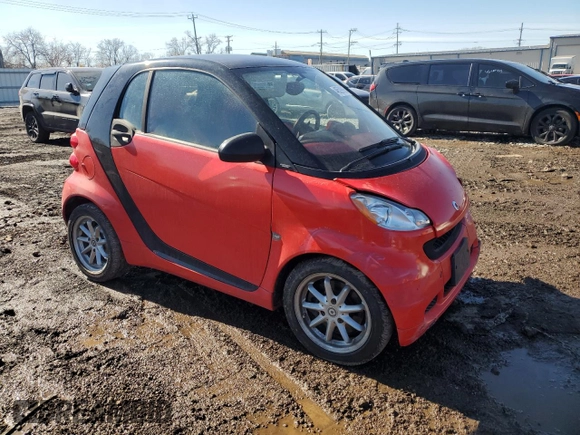 2009 Smart fortwo Pure z VIN WMEEJ31X79K274220, wystawiony jako Copart lot #46529995 z przebiegiem 76 185 mil mil oraz Szkoda całkowita • Salvage title. Historia ofert i sprzedaży dostępna na DreamBid. Obrazek 4.