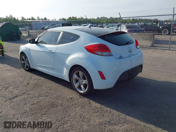2012 Hyundai Veloster w/Gray Int z VIN KMHTC6AD6CU050886, wystawiony jako IAAI lot #42088918 z przebiegiem 126 007 mil mil oraz . Historia ofert i sprzedaży dostępna na DreamBid. Obrazek 3.