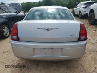 2005 Chrysler 300 300 z VIN 2C3JA43R25H544980, wystawiony jako Copart lot #55943375 z przebiegiem 67 298 mil mil oraz Szkoda całkowita • Salvage title. Historia ofert i sprzedaży dostępna na DreamBid. Obrazek 6.