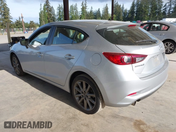 2018 Mazda 3 Touring z VIN 3MZBN1L37JM201797, wystawiony jako IAAI lot #42258756 z przebiegiem 80 593 mil mil oraz . Historia ofert i sprzedaży dostępna na DreamBid. Obrazek 3.