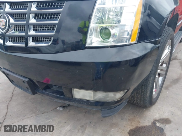 2013 Cadillac Escalade Luxury z VIN 1GYS3BEFXDR127777, wystawiony jako IAAI lot #42390040 z przebiegiem 206 852 mil mil oraz . Historia ofert i sprzedaży dostępna na DreamBid. Obrazek 19.