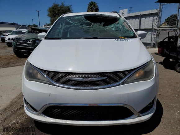 2017 Chrysler Pacifica Touring-L with VIN 2C4RC1BG3HR759130, listed as a Copart auction lot 68562194 with NaN miles and Salvage Title. Bid and sale history available at carsss.com. Image 5.