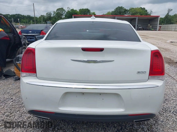 2016 Chrysler 300 Anniversary Edition z VIN 2C3CCAAG2GH343828, wystawiony jako IAAI lot #42291353 z przebiegiem 126 336 mil mil oraz . Historia ofert i sprzedaży dostępna na DreamBid. Obrazek 16.