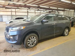 2019 Kia Sorento LX z VIN 5XYPG4A3XKG522741, wystawiony jako Copart lot #56038055 z przebiegiem 73 692 mil mil oraz Czysty tytuł • Clean title. Historia ofert i sprzedaży dostępna na DreamBid. Obrazek 1.