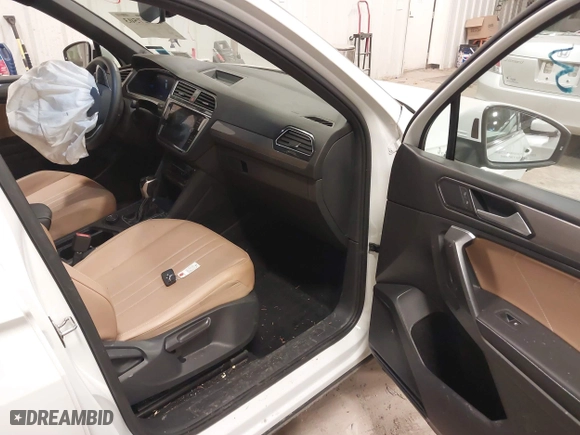 2022 Volkswagen Tiguan SE with VIN 3VV2B7AX0NM037109, listed as a IAAI auction lot 41727503 with 37,637 mi miles. Bid and sale history available at carsss.com. Image 5.