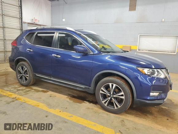 2017 Nissan Rogue SV z VIN JN8AT2MV7HW013127, wystawiony jako Copart lot #56920665 z przebiegiem 131 116 mil mil oraz Szkoda całkowita • Salvage title. Historia ofert i sprzedaży dostępna na DreamBid. Obrazek 4.