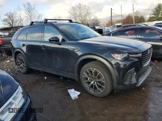 2025 Mazda CX-70 Premium z VIN JM3KJDHA2S1104133, wystawiony jako Copart lot #79997584 z przebiegiem 1105 mil mil oraz Szkody całkowita. Historia ofert i sprzedaży dostępna na DreamBid. Obrazek 4.