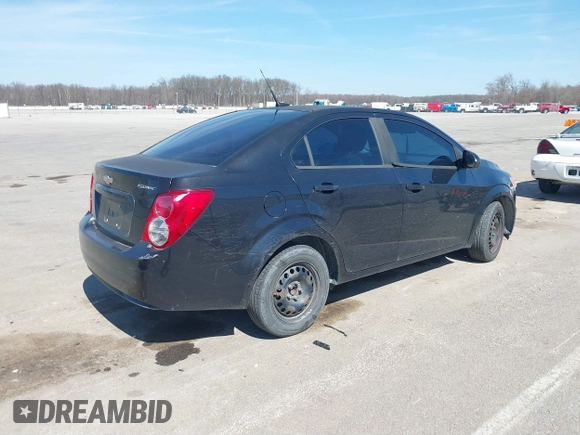2013 Chevrolet Sonic LS z VIN 1G1JA5SH9D4165120, wystawiony jako IAAI lot #41815014 z przebiegiem 130 250 mil mil oraz . Historia ofert i sprzedaży dostępna na DreamBid. Obrazek 4.