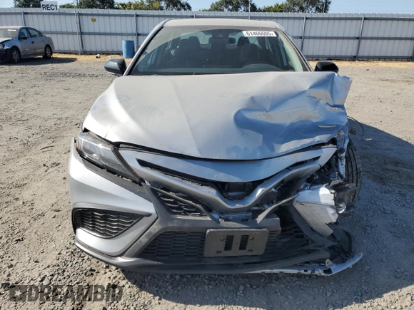 2022 Toyota Camry SE z VIN 4T1G11AK4NU050977, wystawiony jako Copart lot #61466605 z przebiegiem 69 410 mil mil oraz Czysty tytuł • Clean title. Historia ofert i sprzedaży dostępna na DreamBid. Obrazek 5.