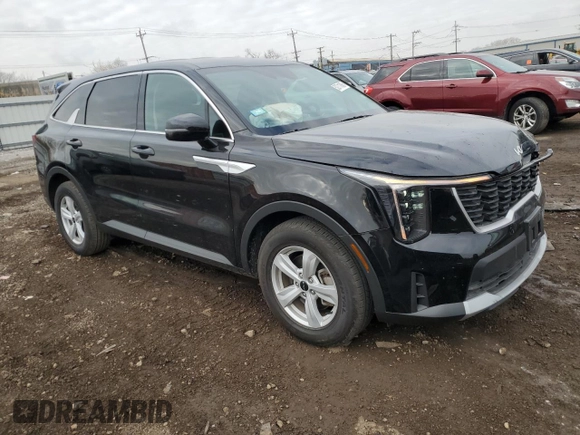 2024 Kia Sorento LX z VIN 5XYRG4JC0RG271831, wystawiony jako Copart lot #52711895 z przebiegiem 6 946 mil mil oraz Szkoda całkowita • Salvage title. Historia ofert i sprzedaży dostępna na DreamBid. Obrazek 4.