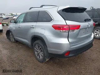 2019 Toyota Highlander SE with VIN 5TDJZRFH0KS608855, listed as a IAAI auction lot 41765566 with 30,228 mi miles. Bid and sale history available at carsss.com. Image 3.
