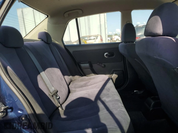 2009 Nissan Versa 1.6 z VIN 3N1CC11E49L499117, wystawiony jako Copart lot #56486285 z przebiegiem 129 114 mil mil oraz Szkoda całkowita • Salvage title. Historia ofert i sprzedaży dostępna na DreamBid. Obrazek 10.