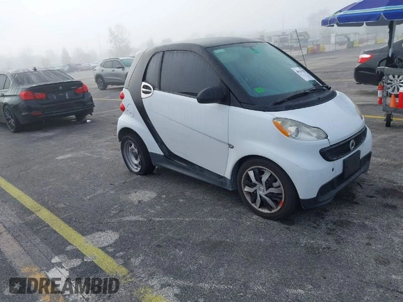 2013 Smart fortwo Pure z VIN WMEEJ3BA9DK631660, wystawiony jako IAAI lot #41917570 z przebiegiem 65 890 mil mil oraz . Historia ofert i sprzedaży dostępna na DreamBid. Obrazek 1.