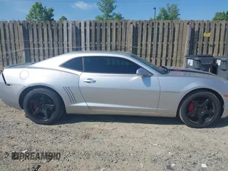 2011 Chevrolet Camaro 2LT z VIN 2G1FG1ED0B9203589, wystawiony jako IAAI lot #42200667 z przebiegiem 161 238 mil mil oraz . Historia ofert i sprzedaży dostępna na DreamBid. Obrazek 13.