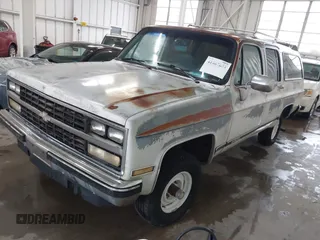 1989 Chevrolet Suburban z VIN 1GNEV16K2KF127586, wystawiony jako IAAI lot #41867659 z przebiegiem 71 373 mil mil oraz . Historia ofert i sprzedaży dostępna na DreamBid. Obrazek 2.