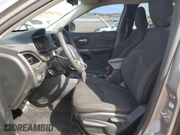 2019 Jeep Cherokee Latitude z VIN 1C4PJLCBXKD204746, wystawiony jako Copart lot #50268185 z przebiegiem 90 796 mil mil oraz Szkoda całkowita • Salvage title. Historia ofert i sprzedaży dostępna na DreamBid. Obrazek 7.