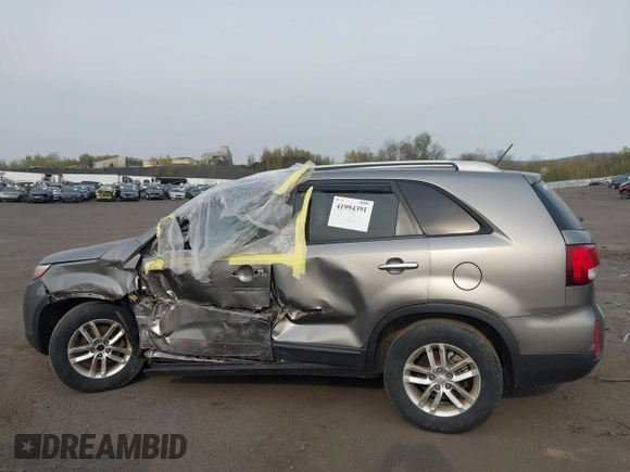 2015 Kia Sorento LX with VIN 5XYKTCA69FG584986, listed as a IAAI auction lot 41994391 with 118,760 mi miles. Bid and sale history available at carsss.com. Image 14.