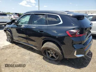 2025 BMW X1 xDrive28i z VIN WBX73EF04S5229221, wystawiony jako Copart lot #56726815 z przebiegiem 1617 mil mil oraz Nie do naprawy. Historia ofert i sprzedaży dostępna na DreamBid. Obrazek 2.
