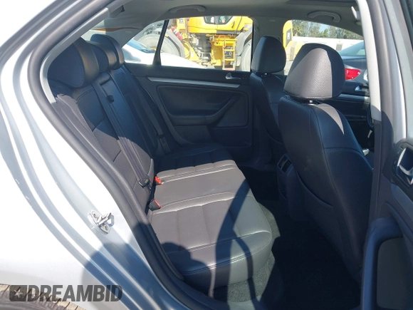 2008 Volkswagen Jetta SE z VIN 3VWRM71KX8M191212, wystawiony jako IAAI lot #42660632 z przebiegiem 198 459 mil mil oraz . Historia ofert i sprzedaży dostępna na DreamBid. Obrazek 8.