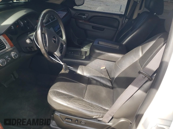 2011 GMC Yukon SLT z VIN 1GKS2CE0XBR335010, wystawiony jako Copart lot #52818405 z przebiegiem 217 402 mil mil oraz Szkoda całkowita • Salvage title. Historia ofert i sprzedaży dostępna na DreamBid. Obrazek 7.