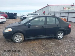 2009 Nissan Versa 1.6 z VIN 3N1CC11E29L453804, wystawiony jako IAAI lot #42447783 z przebiegiem 62 781 mil mil oraz . Historia ofert i sprzedaży dostępna na DreamBid. Obrazek 6.