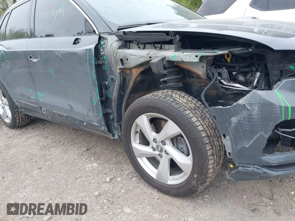 2020 Audi Q3 Premium z VIN WA1AECF36L1083306, wystawiony jako IAAI lot #42070799 z przebiegiem 47 610 mil mil oraz . Historia ofert i sprzedaży dostępna na DreamBid. Obrazek 6.