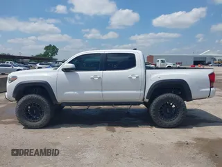 2017 Toyota Tacoma SR5 z VIN 5TFCZ5AN9HX070030, wystawiony jako IAAI lot #42212141 z przebiegiem 92 291 mil mil oraz . Historia ofert i sprzedaży dostępna na DreamBid. Obrazek 14.