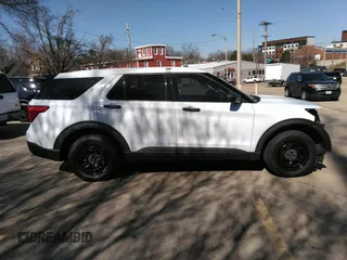 2020 Ford Police Interceptor Utility z VIN 1FM5K8AB0LGD09716, wystawiony jako IAAI lot #41772403 z przebiegiem 106 253 mil mil oraz . Historia ofert i sprzedaży dostępna na DreamBid. Obrazek 14.