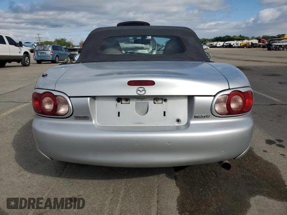 2003 Mazda MX-5 Miata Cloth z VIN JM1NB353X30311086, wystawiony jako Copart lot #57685445 z przebiegiem 141 634 mil mil oraz Szkoda całkowita • Salvage title. Historia ofert i sprzedaży dostępna na DreamBid. Obrazek 6.