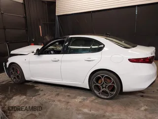 2022 Alfa Romeo Giulia Veloce z VIN ZARFANBN8N7661843, wystawiony jako IAAI lot #41118693 z przebiegiem 35 935 mil mil oraz . Historia ofert i sprzedaży dostępna na DreamBid. Obrazek 13.