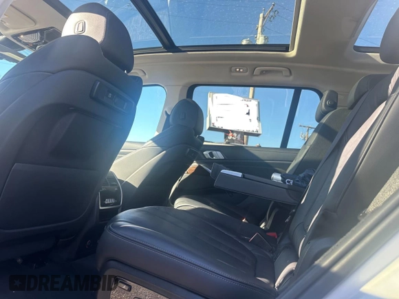 2019 BMW X7 xDrive40i z VIN 5UXCW2C5XKLB43880, wystawiony jako Copart lot #55110725 z przebiegiem 73 789 mil mil oraz Czysty tytuł • Clean title. Historia ofert i sprzedaży dostępna na DreamBid. Obrazek 6.