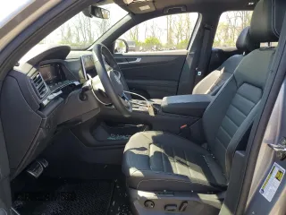 2024 Volkswagen Atlas SEL R-Line with VIN 1V2AE2CA5RC229421, listed as a Copart auction lot 53551375 with 7,517 mi miles and Salvage title. Bid and sale history available at DreamBid. Image 7.