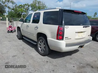 2009 GMC Yukon Denali z VIN 1GKFK032X9R236556, wystawiony jako IAAI lot #40805429 z przebiegiem 183 042 mil mil oraz . Historia ofert i sprzedaży dostępna na DreamBid. Obrazek 3.