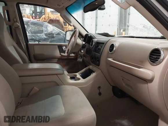 2004 Ford Expedition Special Service with VIN 1FMPU16L34LB27156, listed as a IAAI auction lot 41561202 with 230,318 mi miles. Bid and sale history available at carsss.com. Image 5.