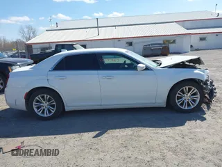 2018 Chrysler 300 Touring L z VIN 2C3CCAAG8JH338608, wystawiony jako IAAI lot #42045663 z przebiegiem 220 813 mil mil oraz . Historia ofert i sprzedaży dostępna na DreamBid. Obrazek 13.