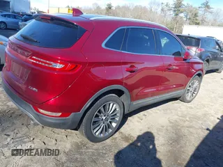 2015 Lincoln MKC z VIN 5LMTJ2AH1FUJ05103, wystawiony jako IAAI lot #41762024 z przebiegiem 58 275 mil mil oraz . Historia ofert i sprzedaży dostępna na DreamBid. Obrazek 4.
