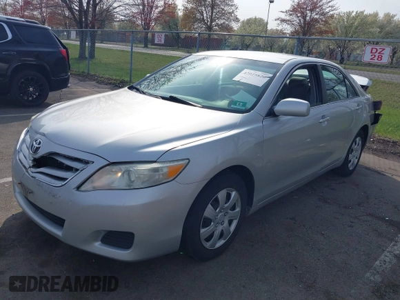 2011 Toyota Camry LE z VIN 4T1BF3EK2BU605745, wystawiony jako IAAI lot #42025820 z przebiegiem 156 094 mil mil oraz . Historia ofert i sprzedaży dostępna na DreamBid. Obrazek 17.