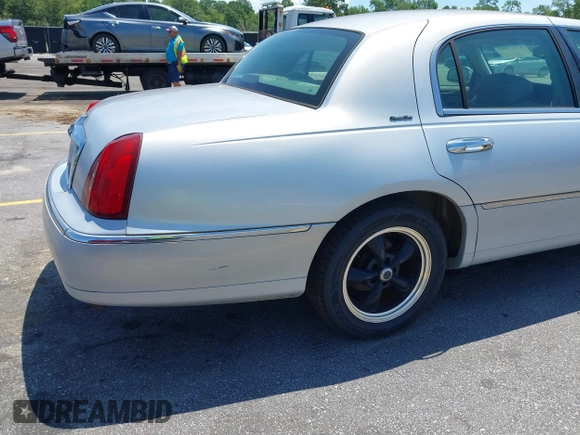 2002 Lincoln Town Car Signature z VIN 1LNHM82W22Y639231, wystawiony jako IAAI lot #42513503 z przebiegiem 126 832 mil mil oraz . Historia ofert i sprzedaży dostępna na DreamBid. Obrazek 13.