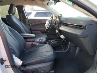 2022 Ford Mustang Mach-E Premium z VIN 3FMTK3R79NMA24032, wystawiony jako Copart lot #64334882 z przebiegiem Nie podano mil oraz . Historia ofert i sprzedaży dostępna na DreamBid. Obrazek 5.