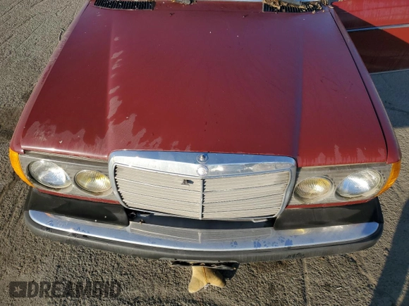 1983 Mercedes-Benz 300 D z VIN WDBAB33A8DB029422, wystawiony jako Copart lot #41494185 z przebiegiem 194 507 mil mil oraz Szkoda całkowita • Salvage title. Historia ofert i sprzedaży dostępna na DreamBid. Obrazek 11.