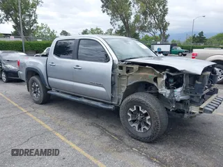 2018 Toyota Tacoma SR z VIN 3TMCZ5AN0JM129591, wystawiony jako IAAI lot #42258935 z przebiegiem 120 734 mil mil oraz . Historia ofert i sprzedaży dostępna na DreamBid. Obrazek 1.